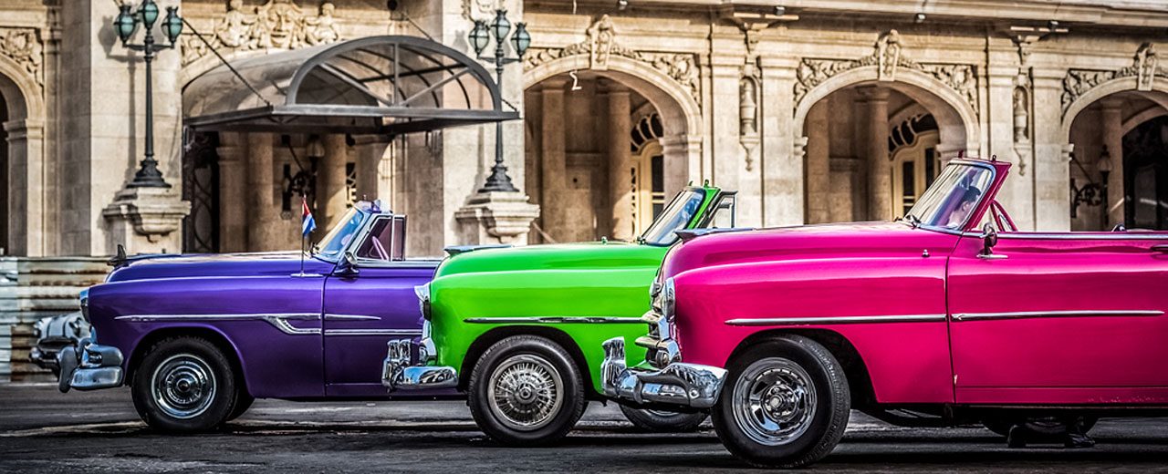 Cuba_Ciudad_Havana_GalicianPalace_with Vintage American_Cars