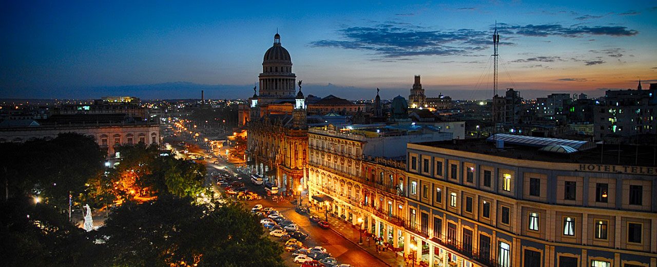 Cuba_Ciudad_Havana_at-night