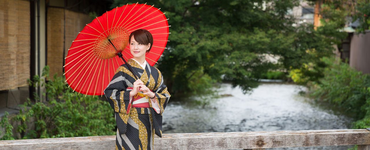 JAPAN---Woman-in-traditional-Kimono-on-a-teak-wood-bridge_cropped