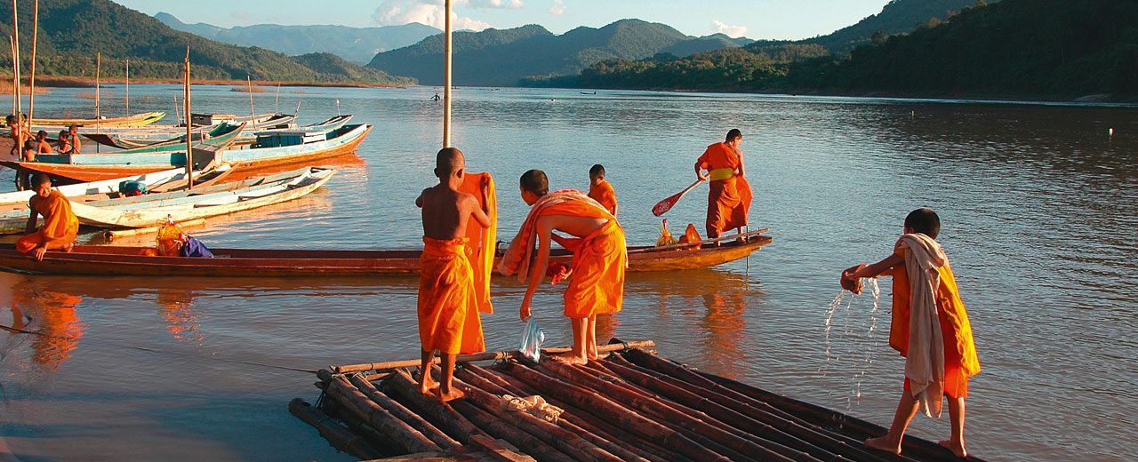 Laos Ferry Pier: Monks doing their washing